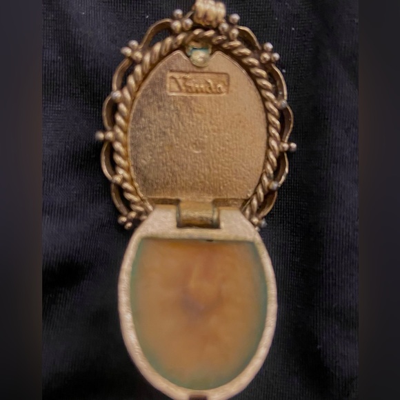 VANDA Signed Vintage Solid Perfume Locket/Pendant Necklace.USA.60s - Picture 3 of 3